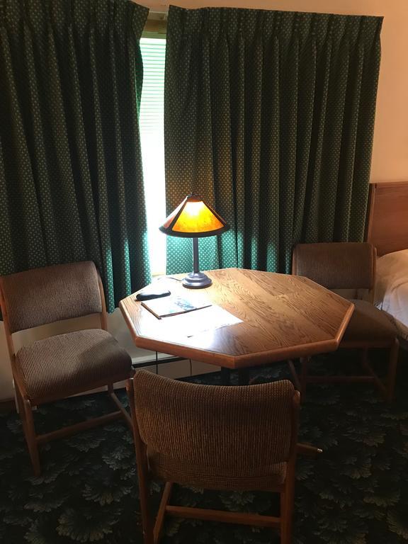 Mcgovern'S Motel And Suites Sun Prairie Екстериор снимка